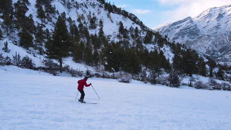 Skifahren-Im-Wunderland-Manang-Nepal,-Ein-Männlicher-Tourist,-Der-Das-Abenteuer-Der-Annapurna-Rennstrecke-Nach-Schneefall,-Bergwut-Und-Gefrorener-Umgebung-Liebt.-Drohnenaufnahme-4k