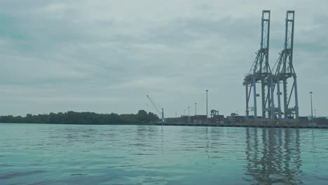 vista de largo del puerto marítimo con grúas utilizadas para cargar y descargar los contenedores