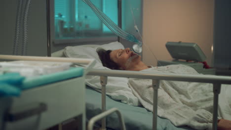 병원 침대에 누워 있는 아픈 여성 산소 마스크. 클리닉에 있는 불치병 환자.
