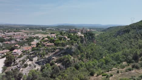 Vista-Con-Plano-General,-Pueblo-Con-Encanto,-Historia,-Iglesia-Medieval,-Vistas-Del-Pueblo,-Viñedos,-Iglesia,-Medieval