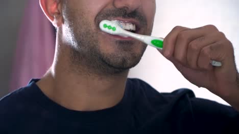 hombre cepillándose los dientes