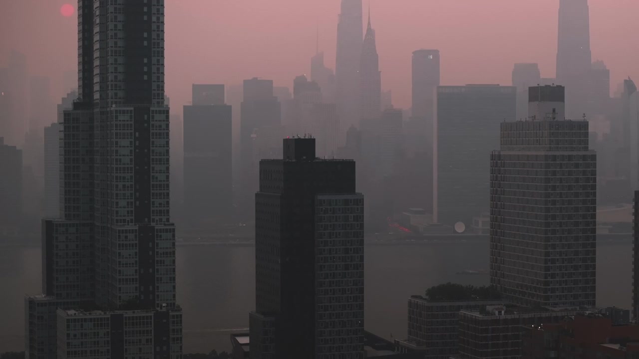Cidade de Nova Iorque sob uma camada de fumaça dos incêndios florestais canadenses