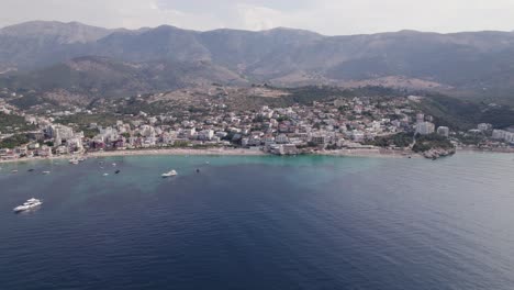 Pintoresca-Ciudad-Costera-En-La-Riviera-Albanesa---Himare,-Albania