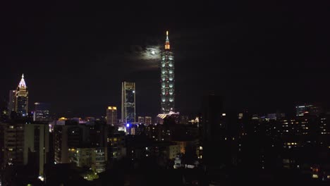 臺北市的屋頂在夜晚 11 點