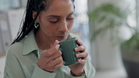 Café,-Bebida-Y-Mujer-De-Negocios-Escribiendo-En-La-Computadora-Portátil