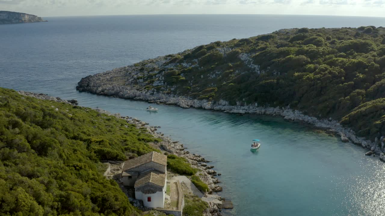 río de la isla de antipaxos con barcos que exploran el hermoso paisaje de grecia