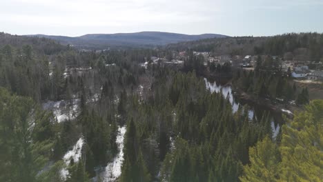 paisaje aéreo bosque de pinos con nieve paisaje de invierno blanco en saint-côme es un municipio en la región de lanaudière de quebec