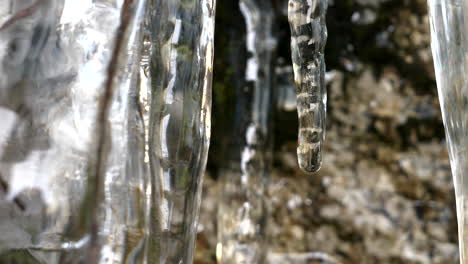 Macro-Carámbanos-Brillantes-Derritiendo-Gotas-De-Hielo-En-La-Cueva-De-La-Montaña-En-Primavera,-Cerrar