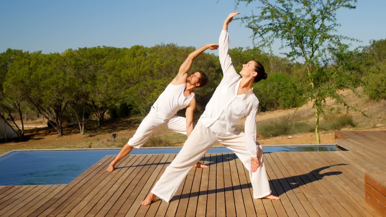 pareja realizando yoga en unas vacaciones de safari 4k
