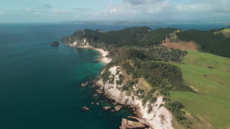 Vuelo-Panorámico-Suave-A-Lo-Largo-De-La-Costa-Coromandel-De-Nueva-Zelanda