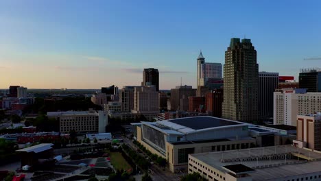 Dröhnen-In-Richtung-Der-Stadt-Raleigh-North-Carolina..