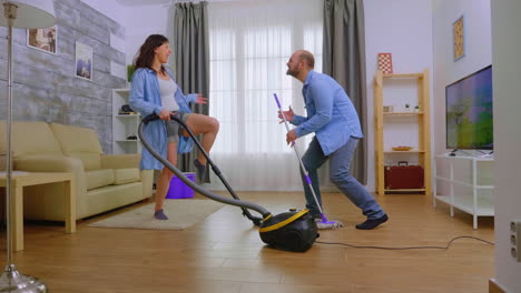 pareja enérgica bailando mientras limpia