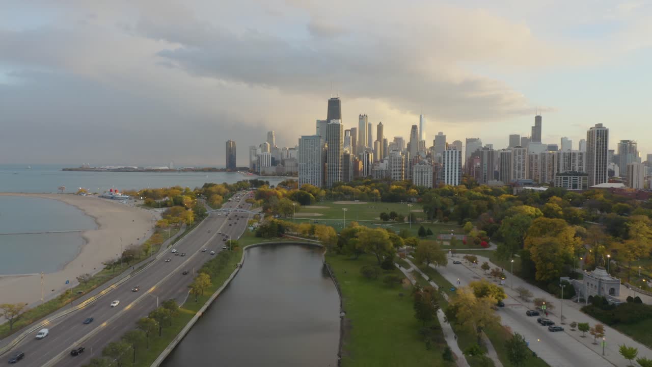 hermosa vista aérea del horizonte de chicago al atardecer en otoño