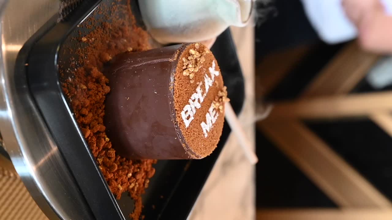 수직 영상: 아이스크림과 초콜릿 케이크의 조합인 브레이크 미 디저트의 클로즈업