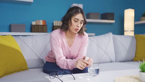 una joven deprimida intenta suicidarse.