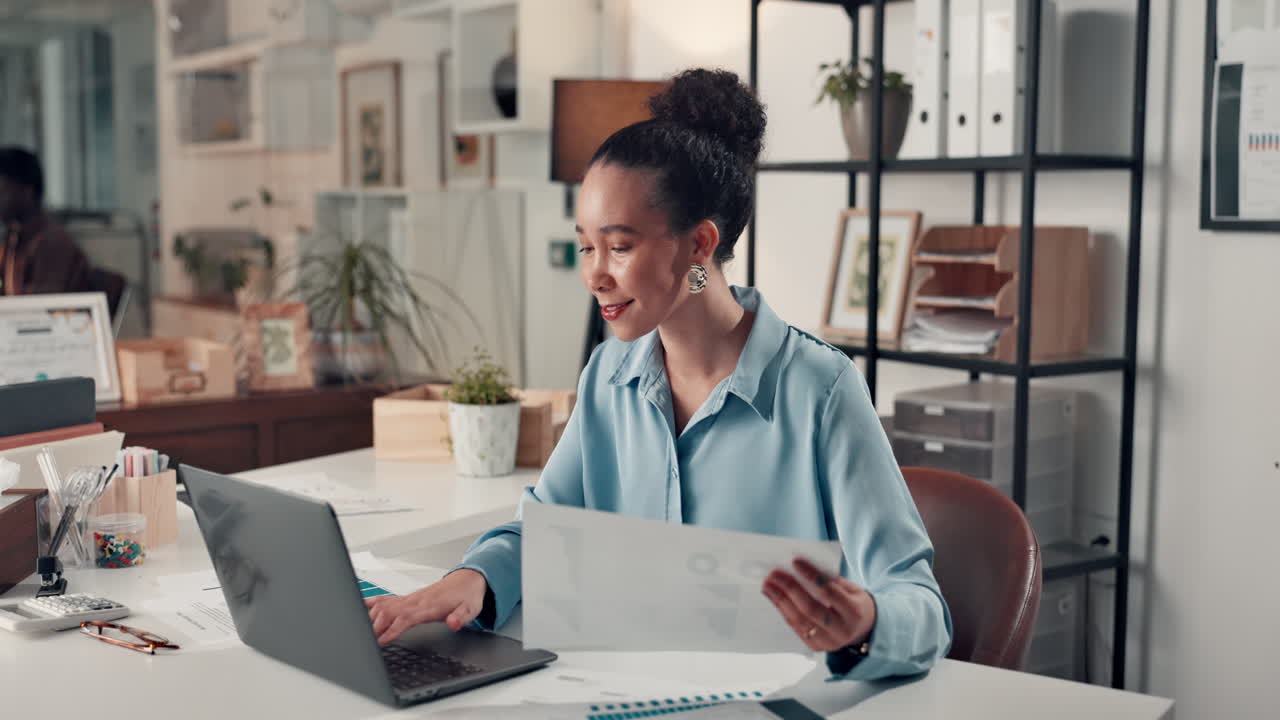 La empresaria trabajando en un portátil en la oficina