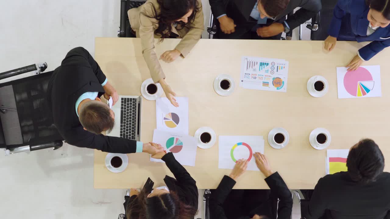 grupo de personas de negocios se dan la mano en la mesa de reuniones