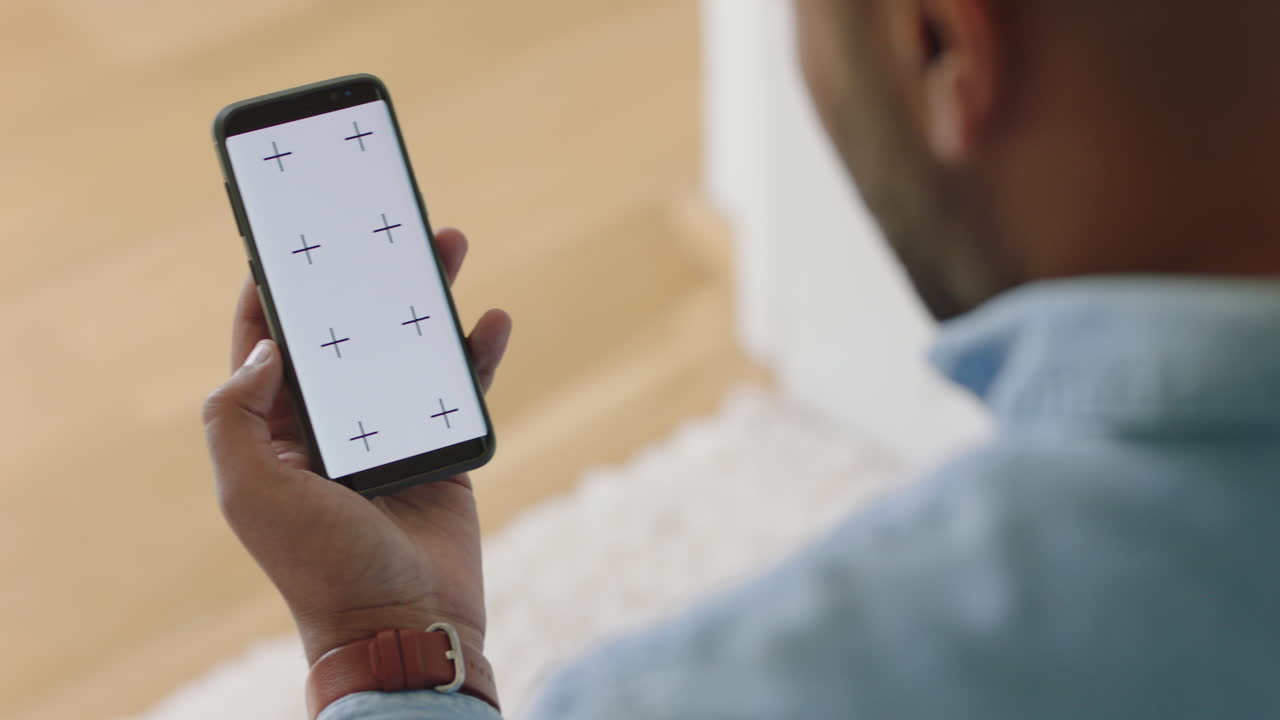 joven chateando en video en un teléfono inteligente compartiendo conexión con pantalla verde disfrutando del chat en línea usando el teléfono móvil orientación vertical de la tecla de croma