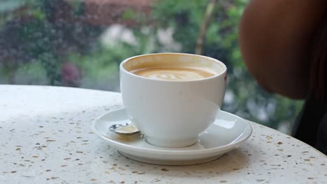 una mujer saboreando café en hanoi, vietnam