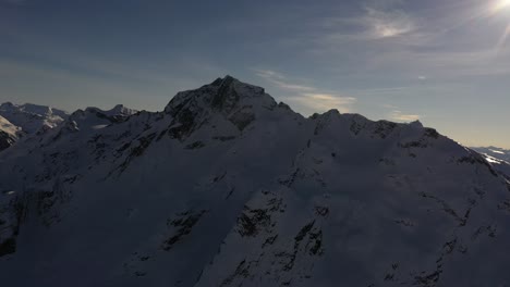 Vista-Espectacular-De-La-Cara-Norte-Del-Pico-Joffre-En-Columbia-Británica