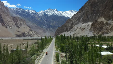 塔波普丹山峰 (tupopdan peak) 的電影空中拍攝,在巴基斯坦的亨扎 (hunza) 帕蘇 (pasu) 角,追蹤在卡拉科拉姆高速公路上駕駛的圖克圖克,無人機拍攝