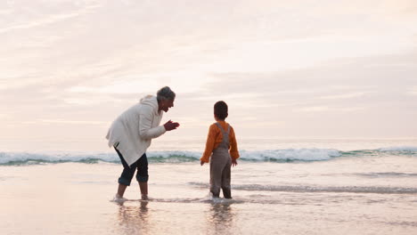 Strand,-Liebe-Und-Großmutter,-Die-Mit-Kind-Spielt