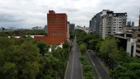 Toma-De-Drones-Hacia-Atrás-De-Calles-Totalmente-Vacías-En-La-Ciudad-De-México-En-Polanco