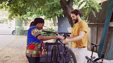pareja haciendo mantenimiento de bicicletas