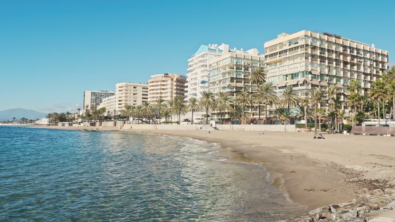 Residenze mediterranee a La Bajadilla Beach a Marbella, Costa del Sol, nel sud della Spagna, lusso sulla costa e ottime opportunità di investimento