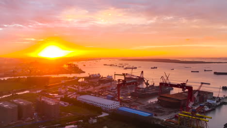 Vista-De-Pájaro-De-La-Terminal-Marítima,-Terminal-De-Envío-A-Granel-Para-Logística-Y-Transporte-De-Buques-De-Carga-De-Contenedores-Al-Atardecer