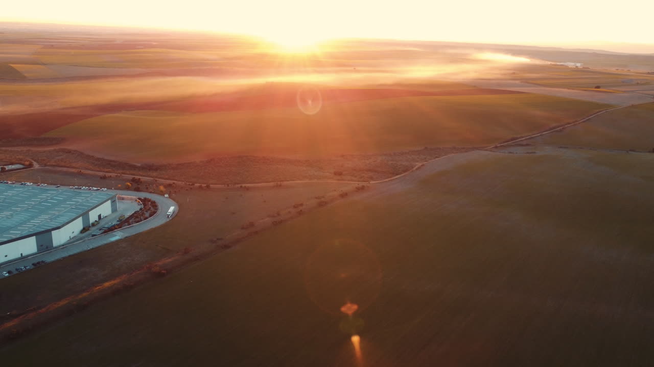 농경지와 창고 위의 해가 뜨는 것