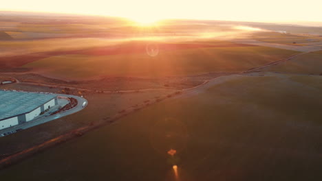 amanecer sobre las tierras de cultivo y el almacén