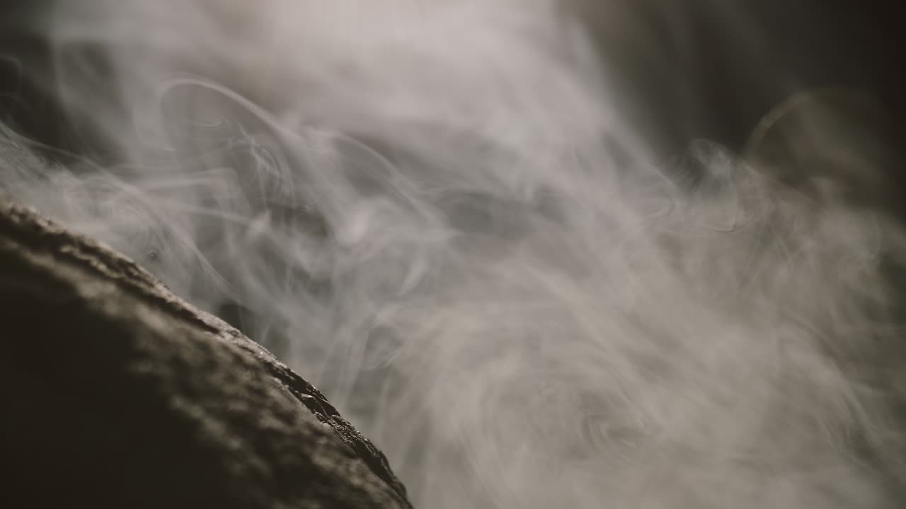 연기 속의 바위, 밤의 산을 가까이서 볼 수 있습니다.