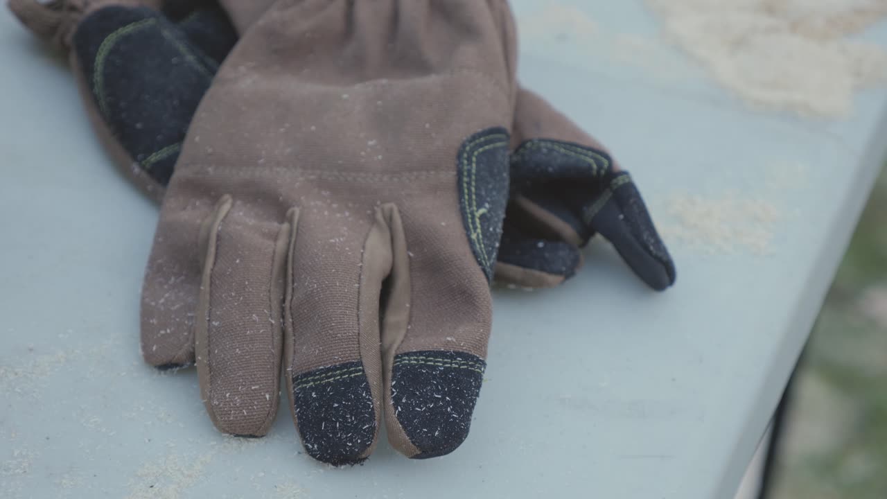 회색 테이블에 목수 건설 장갑 한 켤레