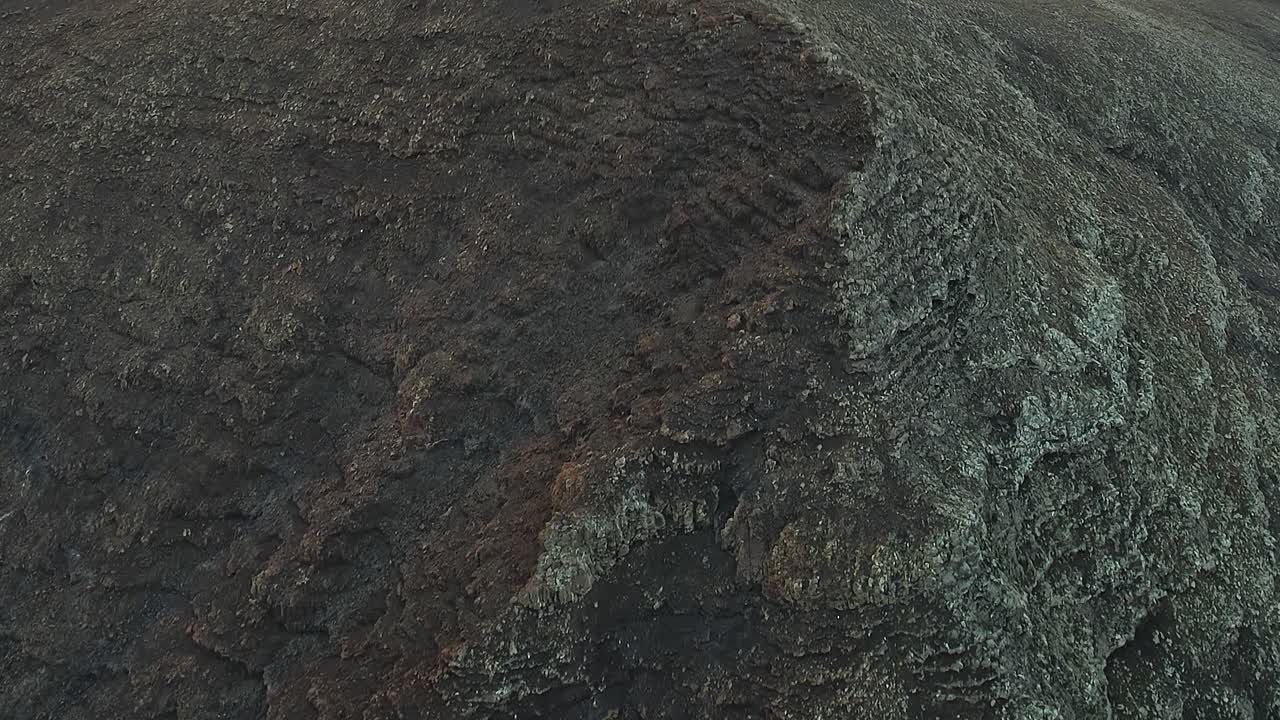 Sentiero sabbioso sinuoso attraverso colline vulcaniche