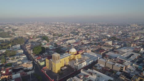 Toma-Aerea-Al-Amanecer-De-La-Antigua-Parroquia-En-Salamanca-Guanajuato