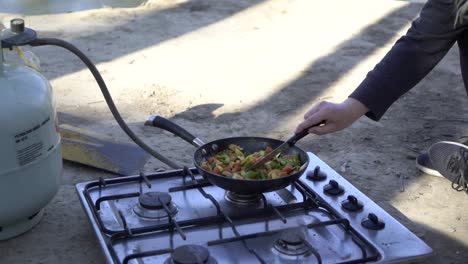 Braten-Von-Gemüse-In-Der-Pfanne-Unter-Rühren-Braten-Camping-Im-Sommer