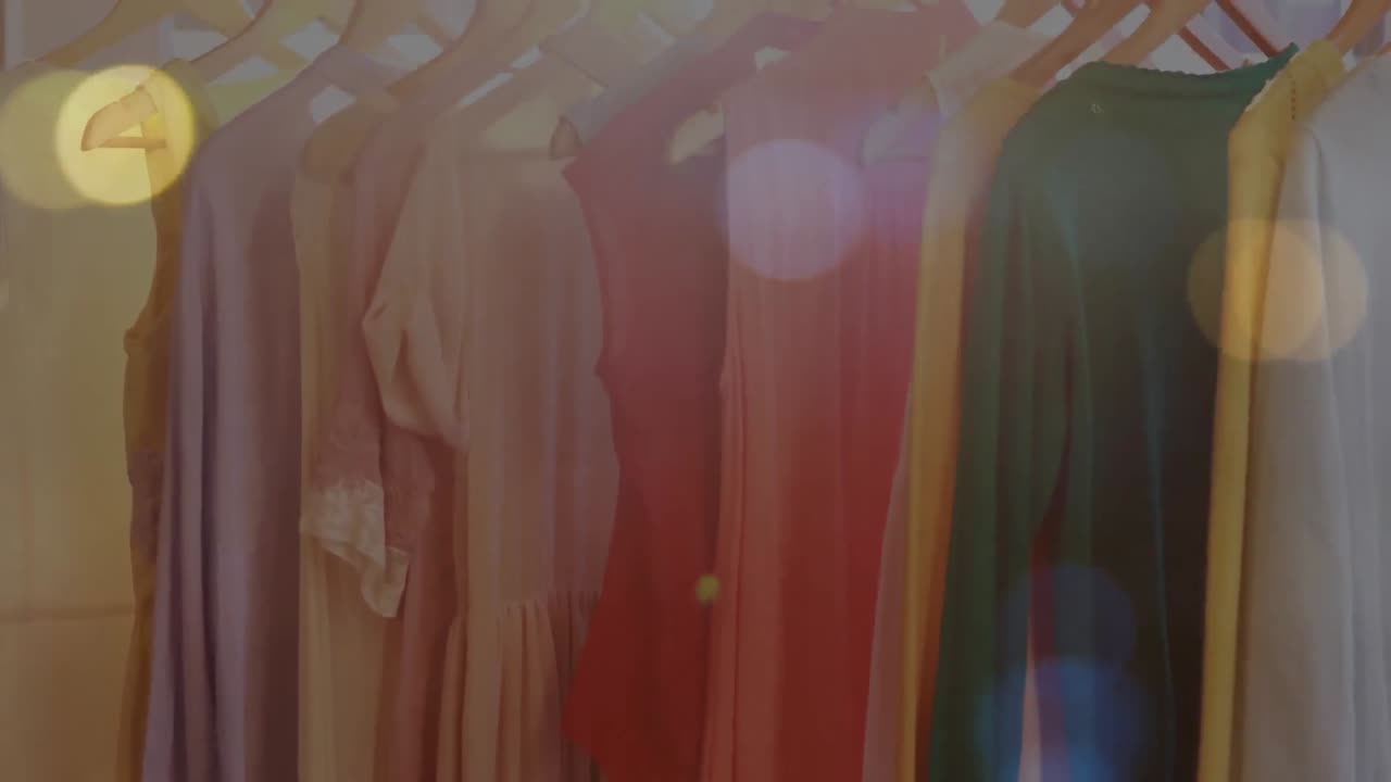 가게 에서 전시 되어 있는 옷 위 에 보케 조명 의 애니메이션