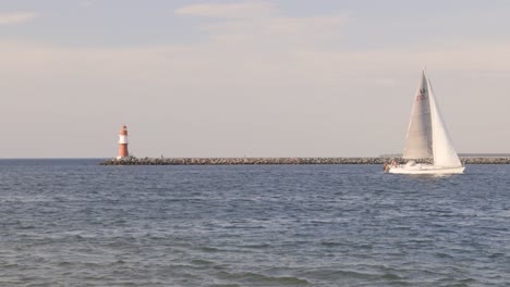 Impresiones-De-La-Playa-En-Warnemünde-Warnemuende-Cerca-De-Rostock-En-Una-Hermosa-Tarde-De-Verano-En-Alemania,-Europa