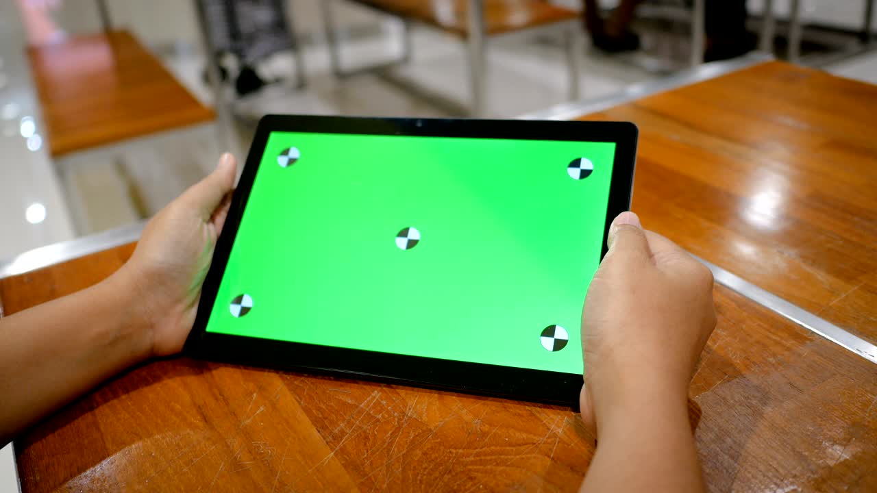 휴대전화 스마트폰을 사용하는 여성의 손은 빈 녹색 화면 모니터와 애플리케이션 및 무선 기술 장치 개념을 추적하는 표시를 사용하여 초점을 선택합니다.