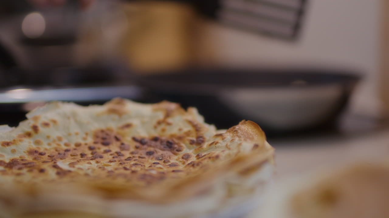 primer plano de un plato lleno de panqueques cocidos frescos y calientes