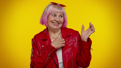 mujer mayor ambiciosa ganadora de la lotería posando para fotógrafos, persona rica famosa exitosa