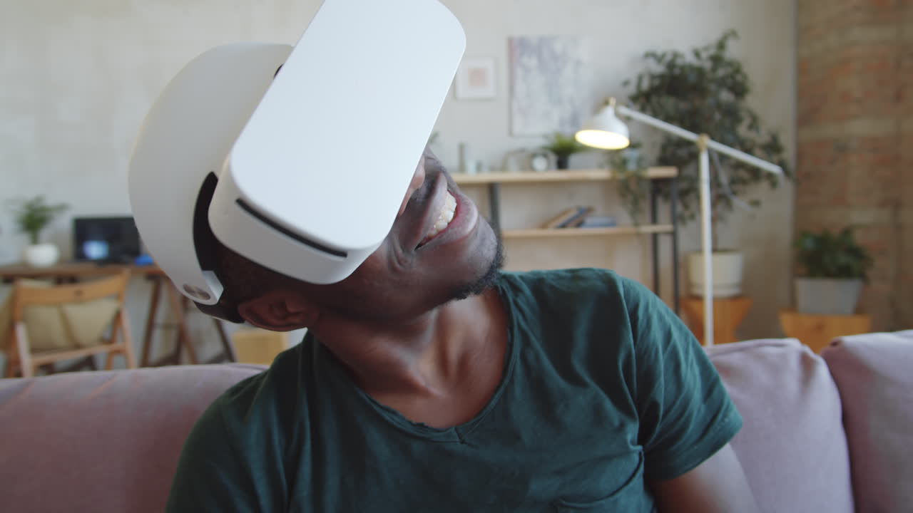 hombre negro feliz disfrutando de la realidad aumentada con gafas vr