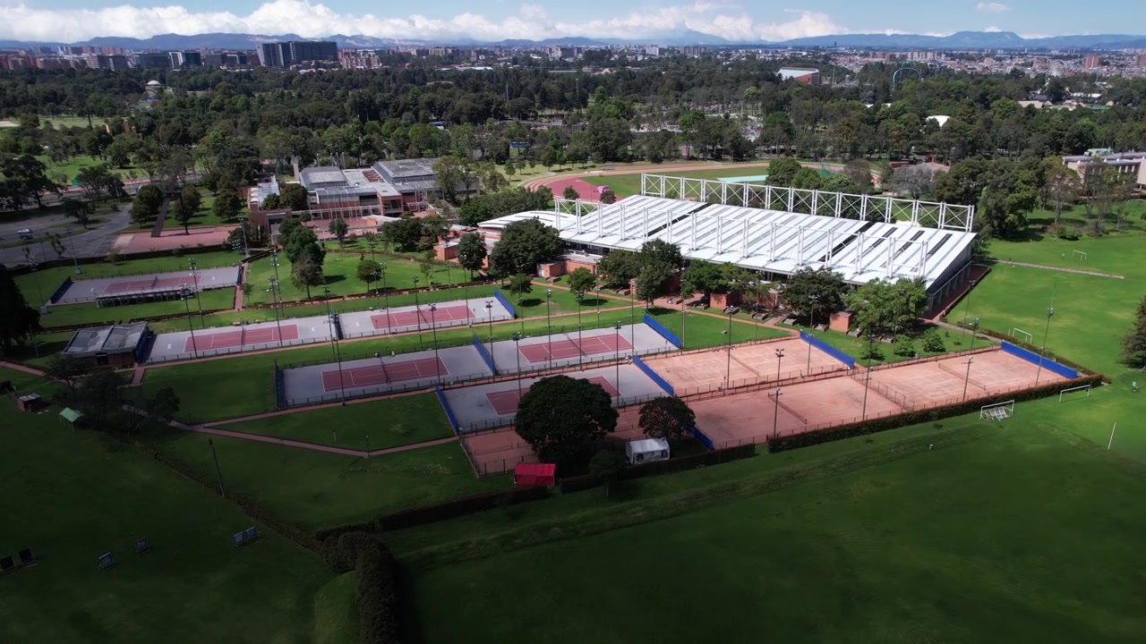 Vista aérea de un complejo de club de tenis en el Parque Simón Bolívar, Bogotá, Colombia.