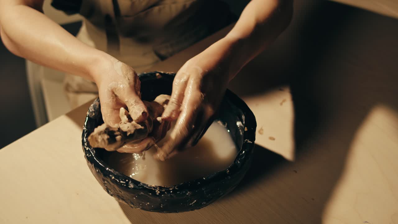 manos moldeando arcilla en un taller de cerámica
