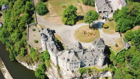 Castillo-Renovado-En-Lo-Alto-De-Un-Acantilado,-Además-De-Un-Río-Que-Fluye