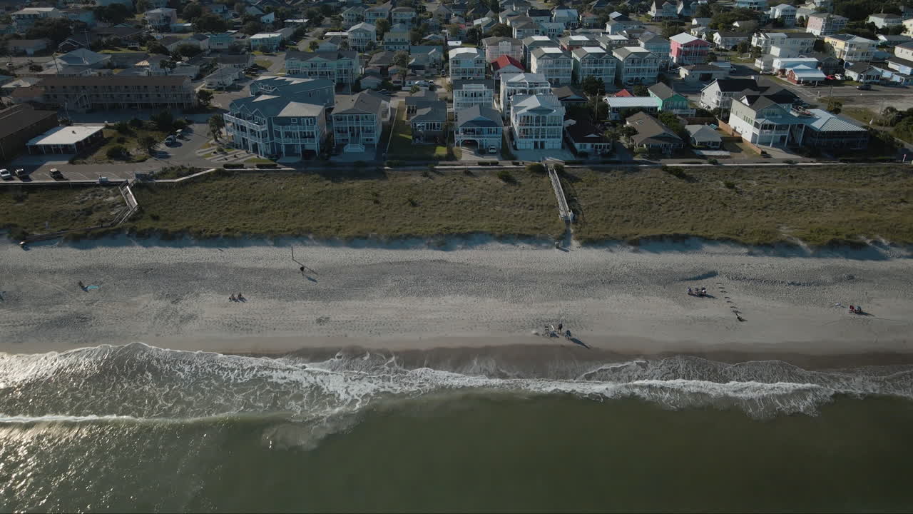 Volo aereo su Kure Beach verso le abitazioni della California settentrionale