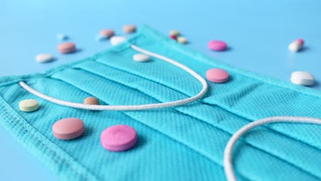 máscara médica con pastillas