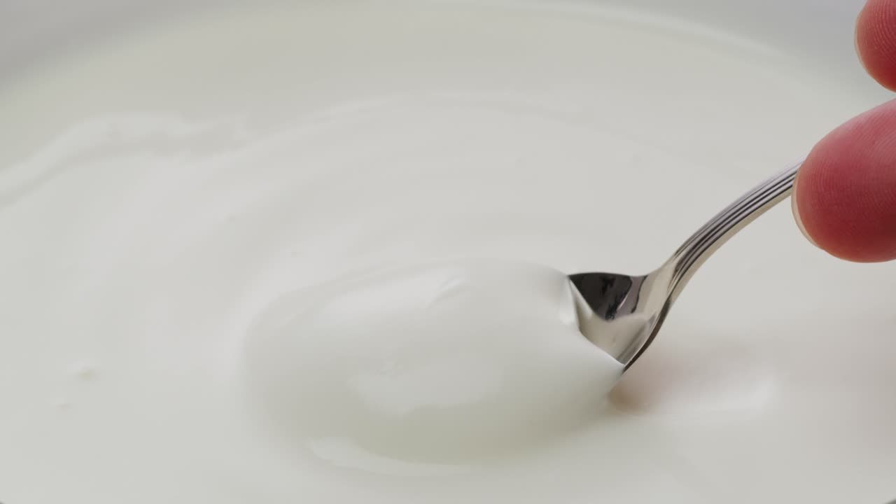 una cuchara de yogur