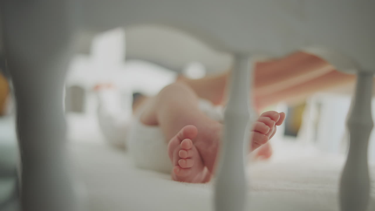 Piedini di neonato nella culla